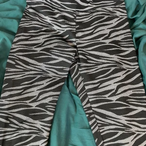 Zebramönstrade leggings i svart och vitt - Snygga leggings med zebramönster i svart och vitt. De har hög midja och är tillverkade i ett stretchigt material som sitter tight och bekvämt. Perfekta för dig som vill sticka ut med en cool look.