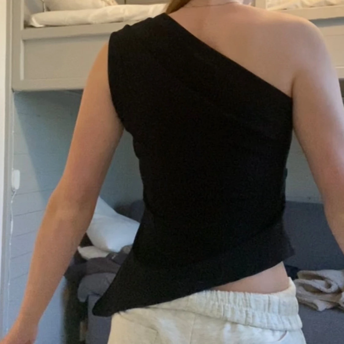 Svart oneshoulder topp från Gina Tricot - 1