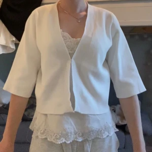 Vit kofta från Holly & Whyte - Jätte fin vit kofta från Holly & whyte. Super skön och passar till vardagen och när du vill vara uppklädd! 