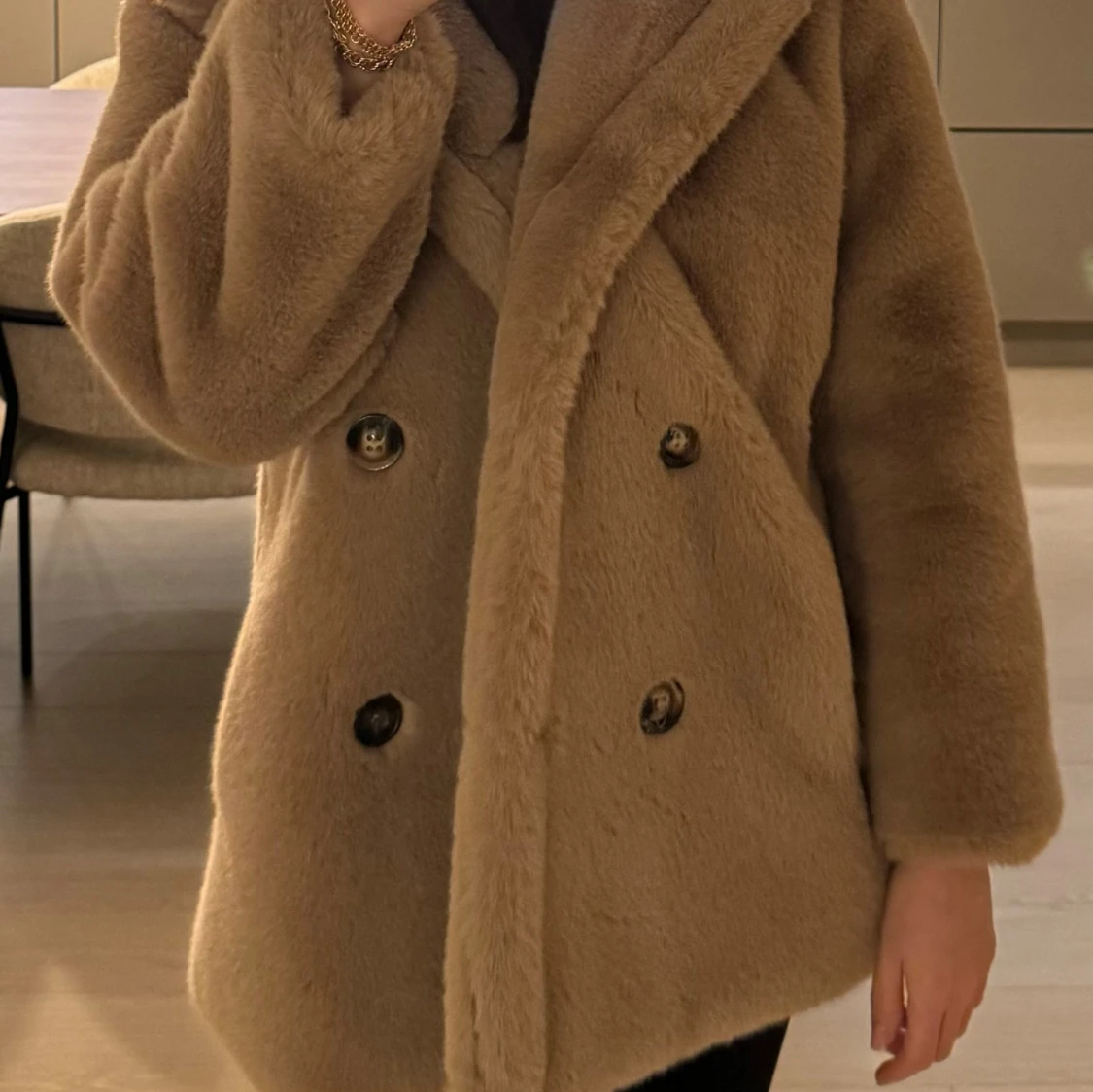 Beige pälsjacka med stora knappar från Malina - 1