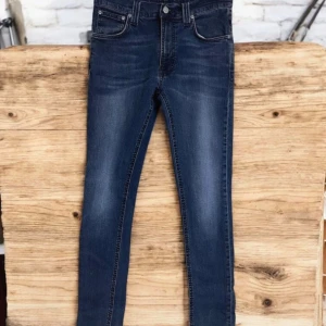 Nudie jeans W30 L32 - W30 L32. Midja: 38 - 42 cm Längd: 106 cm Innersöm: 79 cm Benvidd: 15 cm Framhöjd: 25 cm Bakhöjd: 36 cm