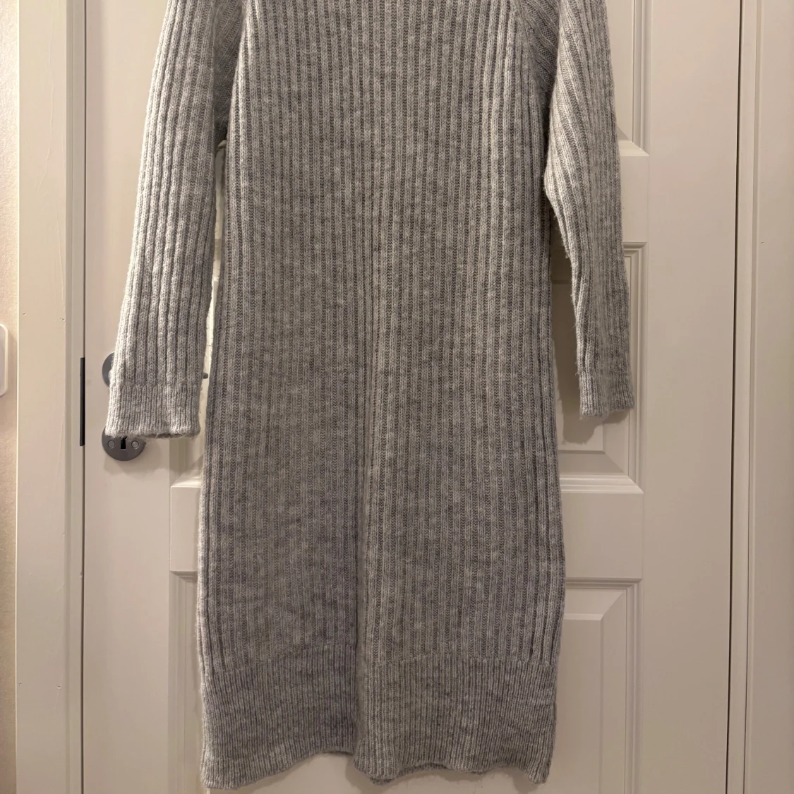 Grå ribbstickad poloklänning Hailys - 1