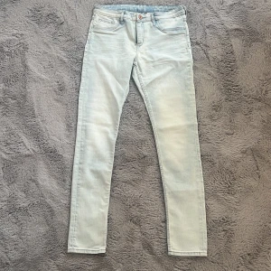 Ljusblå skinny jeans  - Snygga ljusblå skinny jeans i storlek 158. Modellen har klassisk femficksdesign, smal passform och är tillverkad i mjukt denimtyg. Perfekt för dig som gillar en stilren och modern look med ljus tvätt.