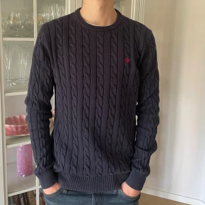 Mörkblå kabelstickad tröja från Morris - M - Jag säljer den här riktigt snygga kabelstickade tröjan från Morris i storlek M men passar även S. Den är i fint skick utan skador och hål. Nypris ligger på 1699kr och jag säljer den här för 499kr. Tveka inte att höra av er!