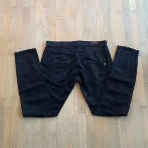 Dondup jeans - Säljer dessa asfeta dondup jeans som är i väldigt bra skick. Modellen sitter lite löst, perfekt för dig som gillar en avslappnade passform. Hör av vid minsta lilla fundering