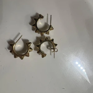 Edblad örhöngen (guld) - Säljer Edblad örhängen, man får med alla tre. Kp för frågor!