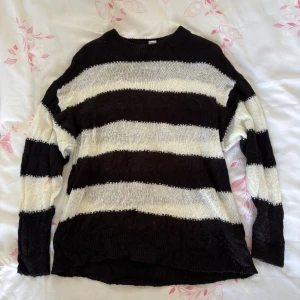 Randig kofta - Svart vit randig stickad tröja