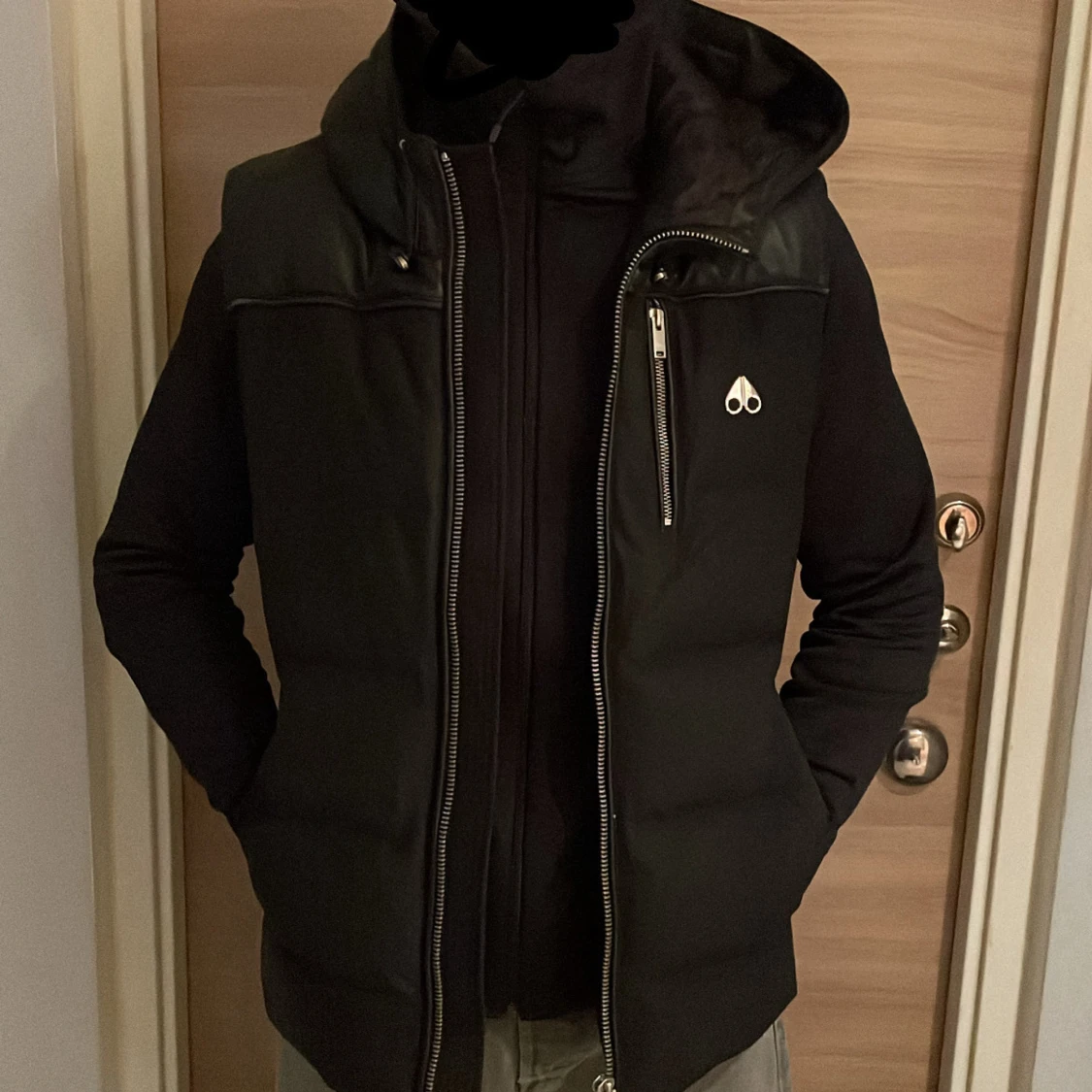 Svart dunväst från Moose Knuckles - 4