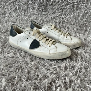 Philippe Model Sneakers - Säljer ett par sköna Philippe Model Sneakers! Fint skick på skorna förekommer något tecken på användning men allt syns på bilderna! | Ställ gärna frågor innan du köpern