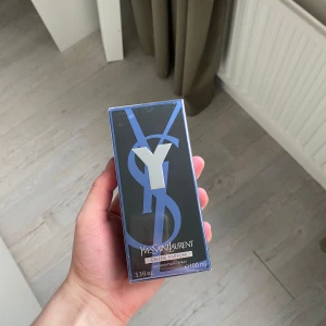 Yves Saint Laurent Y EdP 100ml - Y Eau de Parfum från Yves Saint Laurent, 100 ml. Passar bra till vardagen och fest, och för dig som vill sticka ut. Pris är fast!