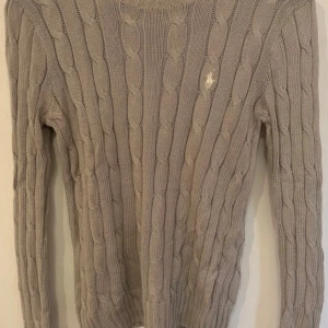 Grå/beige tröja från Ralph Lauren -  kabelstickad tröja från Ralph Lauren❤️