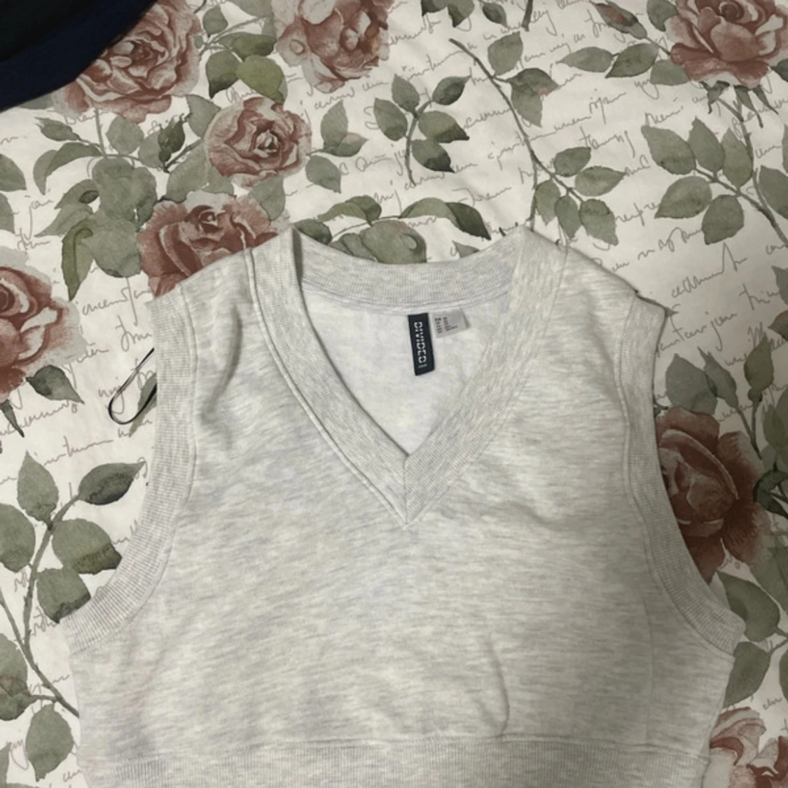 Ljusgrå v-ringad väst från H&M