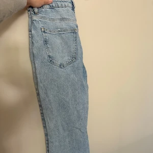 Ljusblå jeans från g perfect jeans - Säljer ett par ljusblå jeans från g perfect jeans. De har klassisk femficksdesign, raka ben och hög midja. Jeansen är i ett mjukt denimtyg och har en avslappnad passform som ger en snygg vintagekänsla.