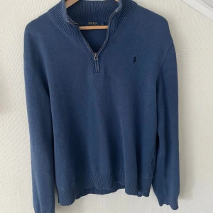 Polo Ralph Lauren Half Zip - Snygg marinblå stickad tröja från Polo Ralph Lauren med half zip och logga på bröstet. Tröjan är i väldigt bra skick då den knappt är använd.  Kolla gärna andra av mina annonser. Priset kan diskuteras och paketdeals kan såklart fixas. 