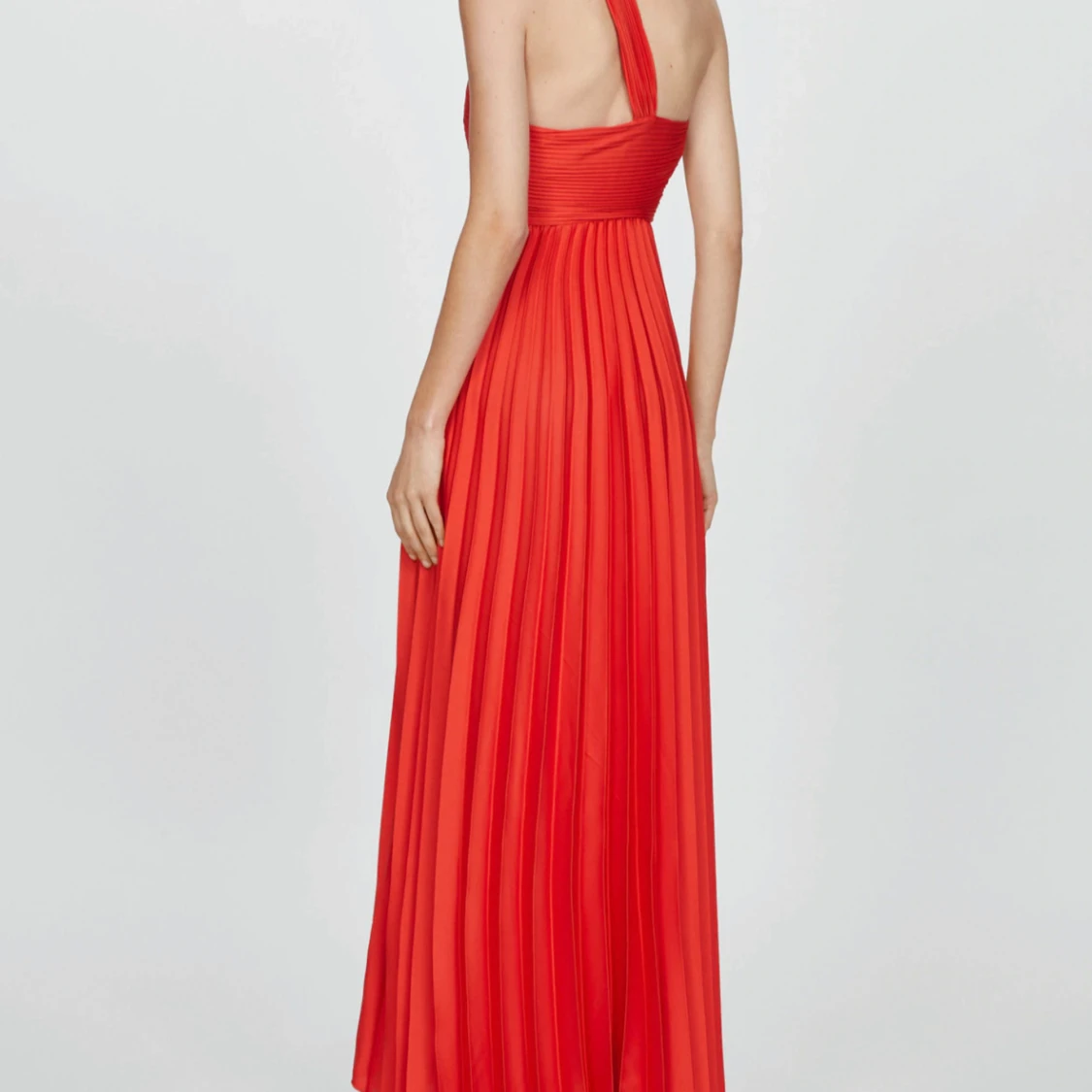 Röd plisserad långklänning med twist  - 2