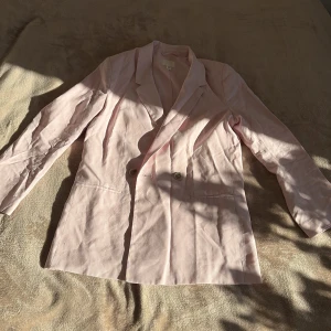 💖 Rosa kavaj från H&M  - Jättefin rosa kavaj i lite oversize-modell. Stilren, trendig och extremt snygg – en riktig pärla i garderoben ✨  💸 Säljer billigt & brukar acceptera prisförslag – kika gärna på mina andra annonser! 📦 Snabb leverans & rökfritt hem. använt en gång bara