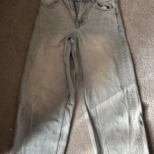 Ljusblå raka jeans i loose fit - Säljer ett par ljusblå jeans med rak passform och baggy fit. Jeansen har klassisk femficksdesign och är tillverkade i denim. Perfekta för dig som gillar en avslappnad och trendig stil. Jeansen är från bershka och är relativt nya. Jag har bara haft på mig den 1 gång. Säljer jeansen för att jag själv har slutat gilla de