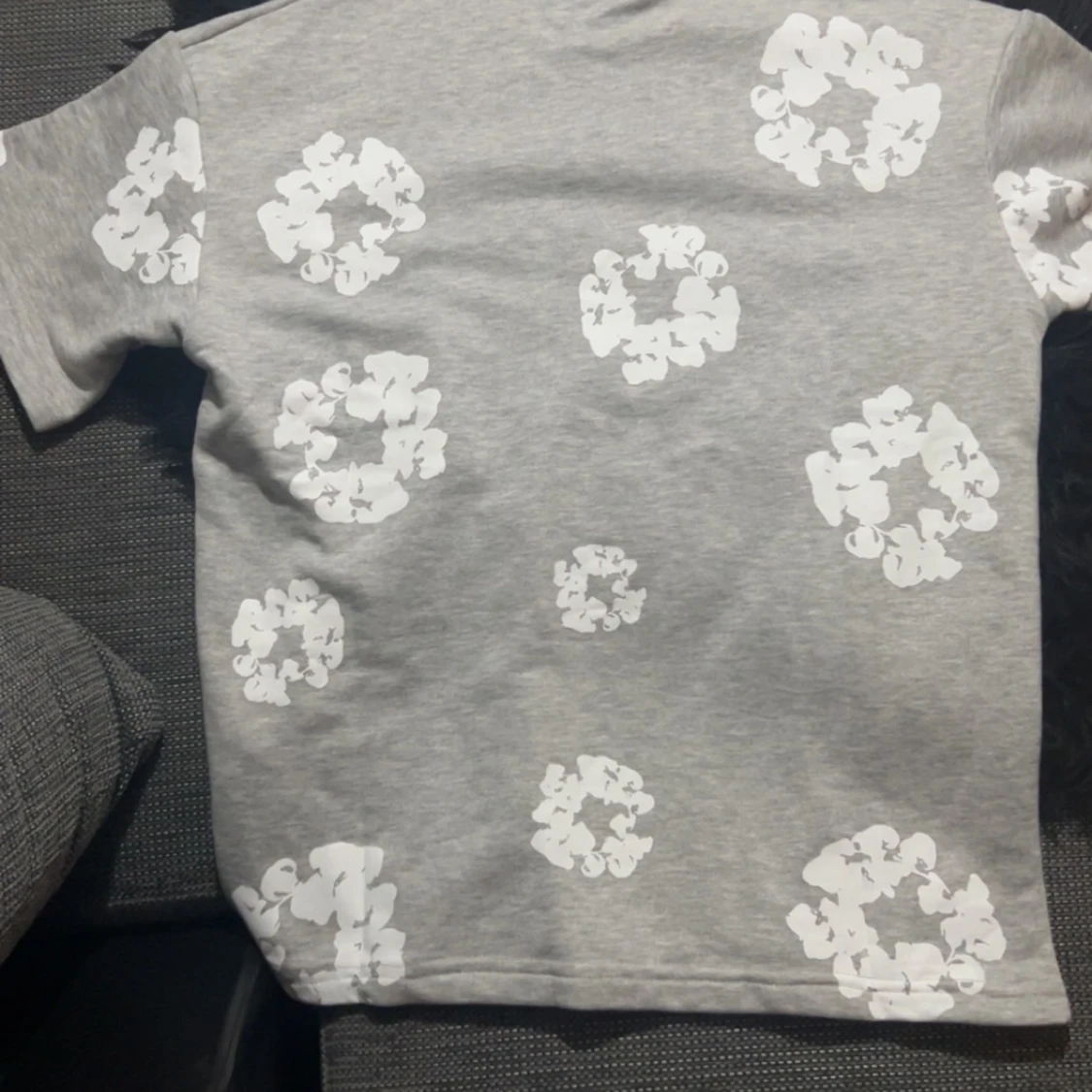 Grå t-shirt med vita blommor Från Denim Tears - 1