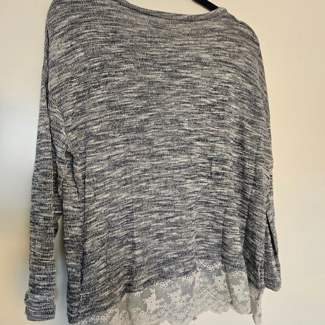 Blå stickad tröja med spetskant - 1