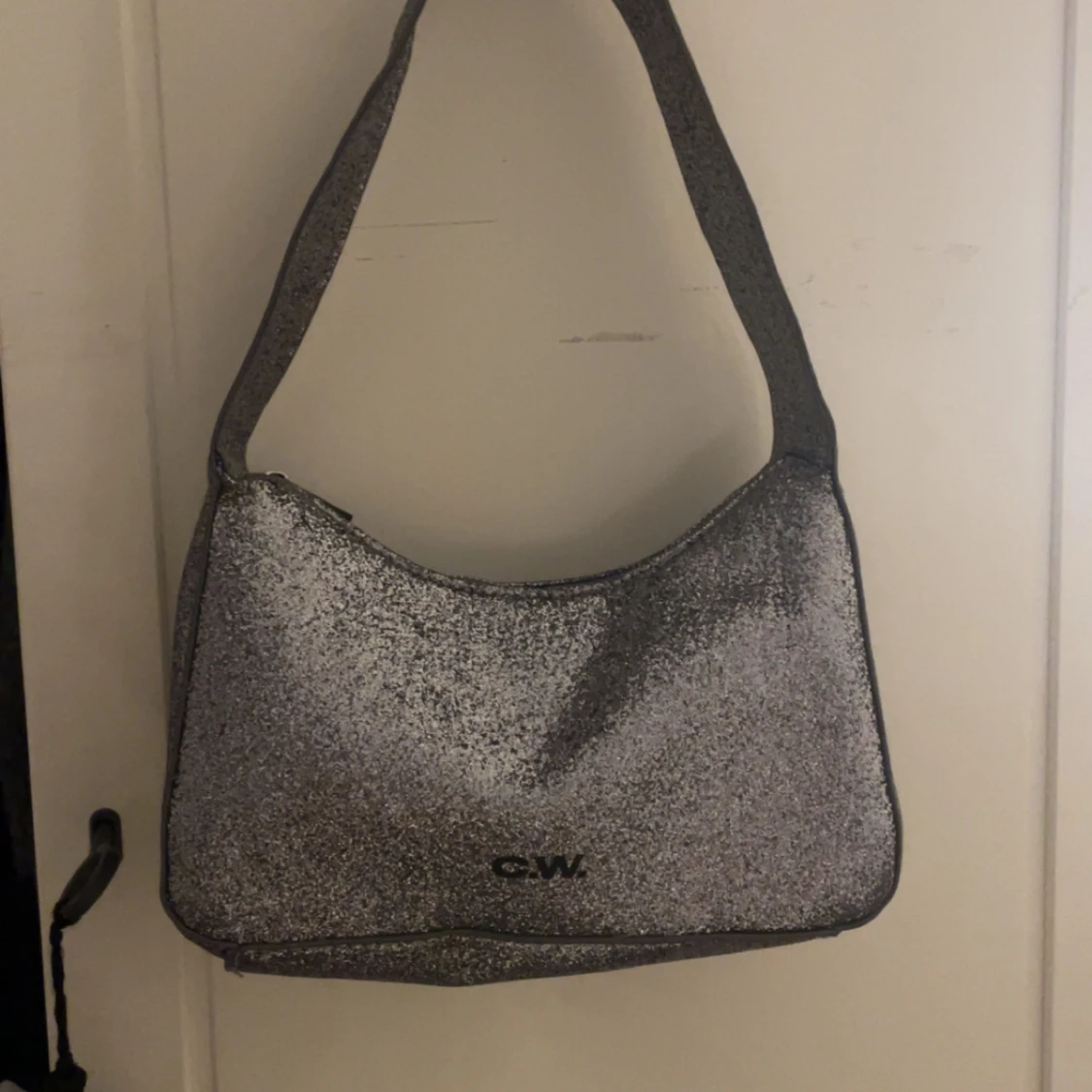 Glittrig silver axelväska från GW