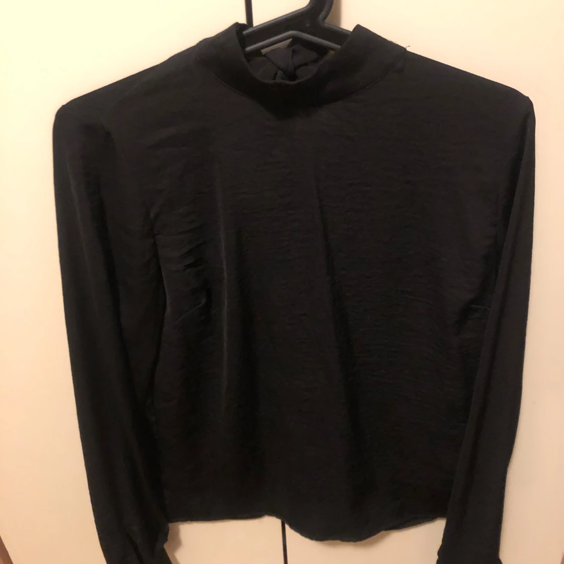 Svart långärmad blus med öppen rygg