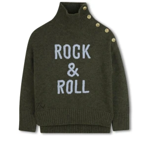 Zadig Voltaire tröja  - Mörkgrön stickad polotröja från Zadig med hög krage och coolt 'ROCK & ROLL'-tryck framtill i vitt. Tröjan har ribbade muddar, knappar längs axeln och en relaxed fit. Perfekt för dig som vill sticka ut med en edgy vibe. 