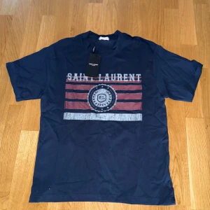 YSL t shirt - Säljer nu denna helt nya YSL t shirten i strl M. Har även en likadan fast hoodie i min profil. Bara att skriva ett DM vid intresse/frågor!