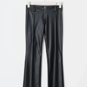 As snygga skinnbyxor!! - Säljer nu mina super snygga skinnbyxor från Gina Young då dem inte kommer till användning, sitter perfekt på mig som är isch 160cm lång. Perfekt nu till hösten!!🍁🍁