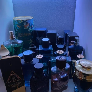 Byter/säljer parfym - Cool och unik parfym med färgstark förpackning, perfekt för dig som vill sticka ut. Volym och ingredienser syns inte tydligt på bilderna. Passar dig som gillar trendiga och snygga designer.