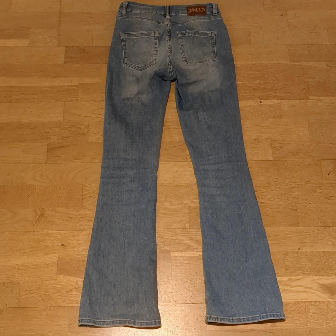 Bootcut jeans i ljusblå denim från ONLY - 2