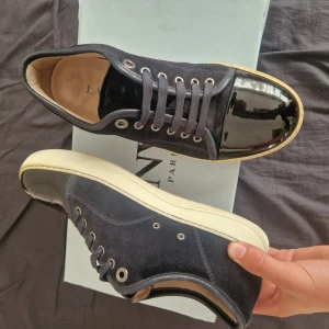 Lanvin skor  - Hej! Säljer nu dessa sjukt snygga lanvin skor. Skorna är i extremt fint skick. Har begränsat antal boxar och dustbag. Hör av dig vid frågor. Uk5