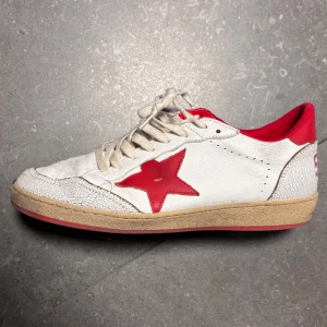 Golden Goose Ballstar - Riktigt snygga golden goose ballstars. De är i rätt bra skick men lite smuts och märken, men eftersom skon ska vara lite ”dirty” i looken bidrar det mest i min åsikt. Ingen låda. Dustbag finns. Skriv ifall ni vill ha fler bilder på vad som helst t.ex defekter!