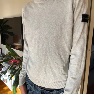 Ljusgrå Stone Island tröja - Grå plain tunn tröja från Stine Island. Skön eftersom den inte är så varm och ganska snygg faktiskt. Inga defekter men ändå lagom använd. Skick 7/10