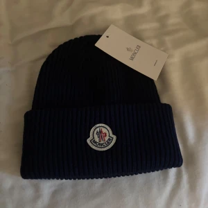 Moncler mössa - Moncler mössa (inte äkta)