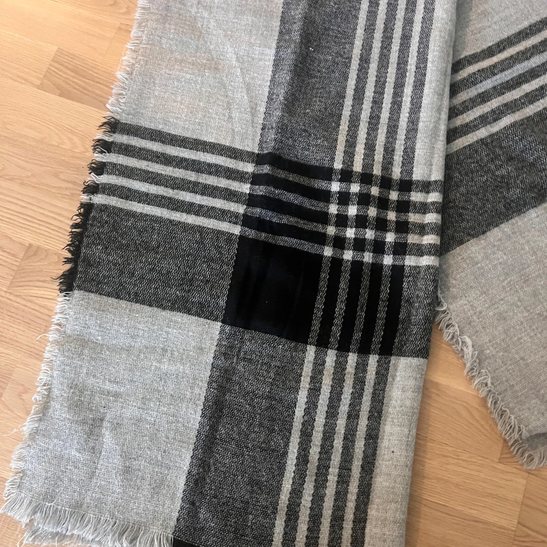 Rutig halsduk från Gina Tricot - 1