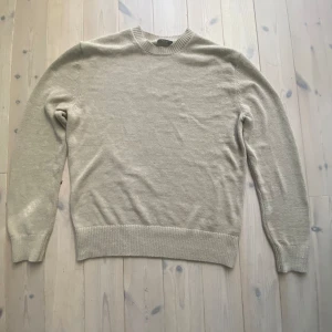 Massimo dutti sweater - En riktigt fest Massimo dutti sweater i . Den är i storlek M/L. Nypris på denna är Ca 1000 men mitt pris är 499. Tröjan är knappt använd. Tveka inte på att höra av er vid funderingar