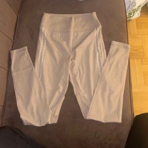 Beige leggings från ICANIWILL XS - Snygga beige leggings från ICANIWILL i storlek XS. De är aldrig använda. Kan gå ner i pris vid snabb affär 