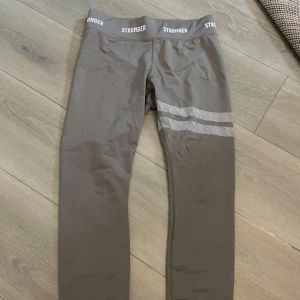 Beigea stronger träningtights - Jättefina träningsbyxor som nästan aldrig är använda! Dom är medelhöga i midjan och har jätteskönt material! Ny pris är 899kr. Pris kan diskuteras💓