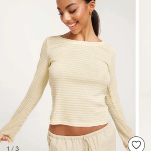 långärmad mjuk tröja - Den är ljusgul & vit randig, mjuk och super skön, går ut i slutet av ärmarna. Jättegullig men kommer tyvärr inte till användning 🥰 kan skicka riktiga bilder om någon vill ha. Den kostar 300kr ny 