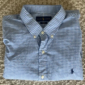 Blå Raffe skjorta (mystery gift: 200kr+) - OBS! DET INGÅR ETT MYSTEY PRIS VÄRD 200+kr! MISSA INTE! Säljer denna Raffe skjortan | Size L (står inte men tror de): | Pris 200 men om du vill köpa skjortan bara så 130, går att diskutera: | Vid frågor och funderingar, skriv bara mvh SB.Closet 😊