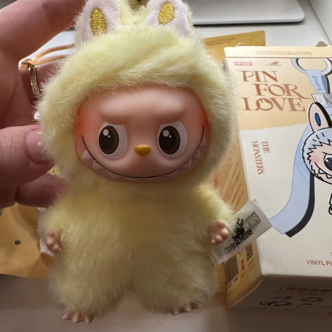 F pin for love labubu  - 2