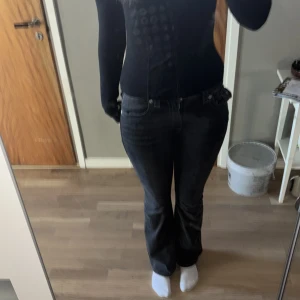 Svarta bootcut jeans från true religion - Snygga svarta bootcut jeans från true religion. Bra skick förutom en liten fläck. Köpa för 1300kr pris kan diskuteras