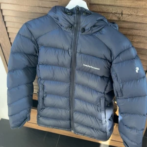 Jacka  Peak Performance  - Säljer en fin mörkblå dunjacka ifrån Peak Performance i storlek S. Haft jackan en vinter så den är som ny. Nypris ca 3500-4000. Hör av er om ni vill ha fler bilder eller har några frågor☺️ 