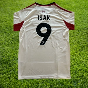Isak - Liverpool 25/26 - Nyskick/helt oanvänd Alexander Isak Liverpool bortatröja från denna säsong. För alla som älskar Isak eller Liverpool är denna tröja ett måste! Tveka inte att höra av er för fler frågor och bilder!