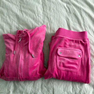 Juicy Couture - Säljer detta snygga sett ifrån juicy couture i storlek S i både byxa o tröja. Fick detta i somras men har aldrig kommit till användning. Original pris 1200 per del. Säljer för 2000kr💕