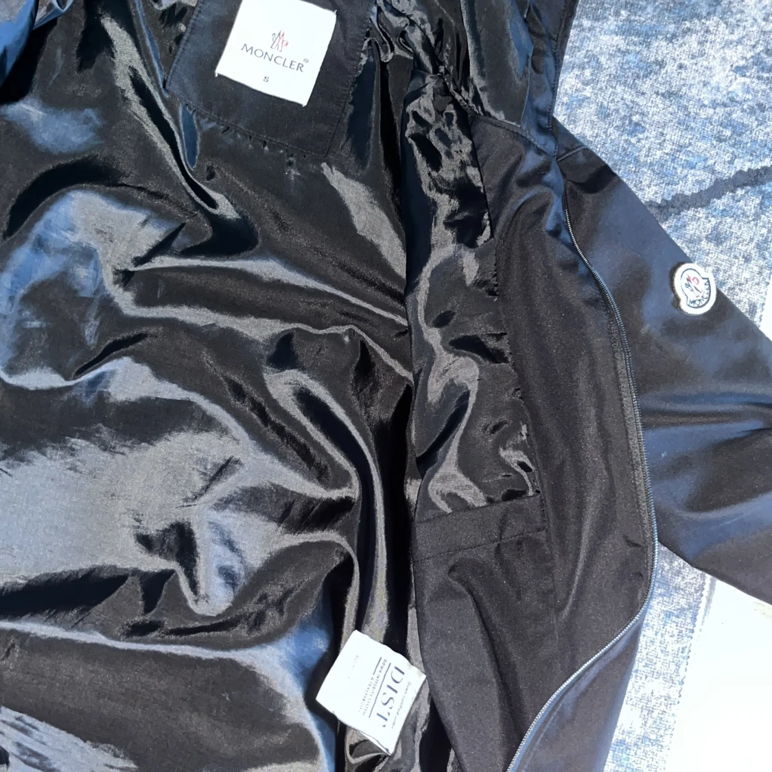 Svart vindjacka från Moncler med huva - 1