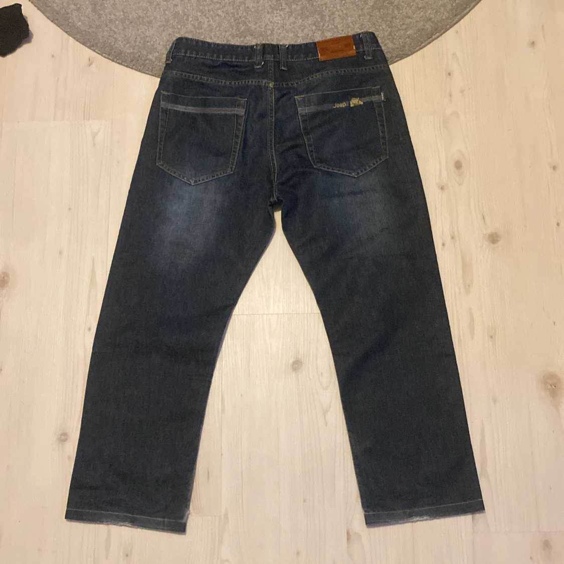 Mörkblåa jeans från Jeep med brodyr - 1