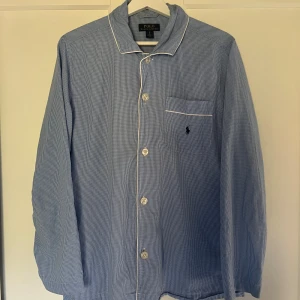Ralph Lauren skjorta - Modern blå/vit rutig Ralph Lauren skjorta i mycket bra skick, inga skavanker elr liknande🔥 Skjortan är i storlek S och har en rätt baggy och bekväm passform💯💯Hör gärna av er vid minsta fråga!!🔥🔥