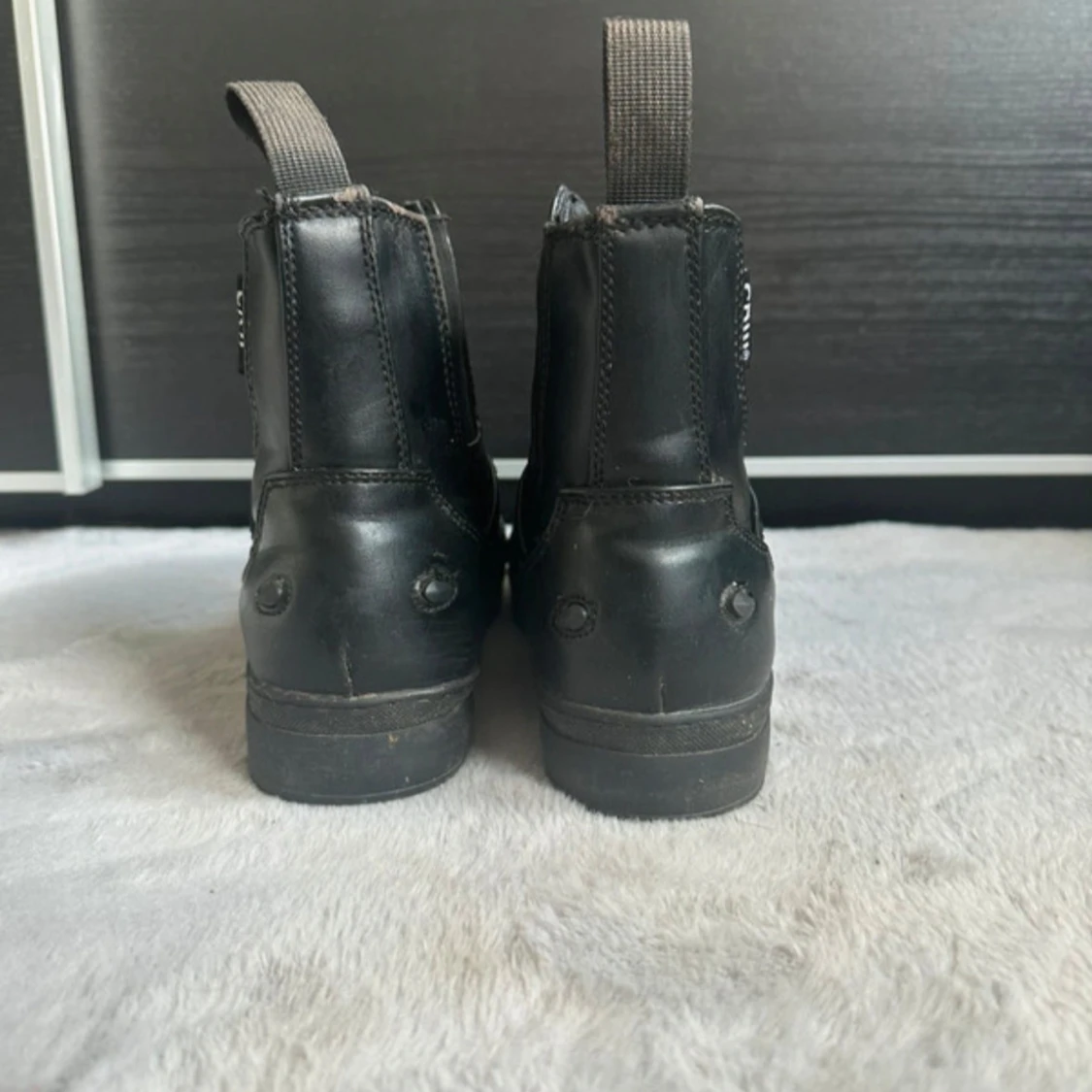 Svarta ridskor med dragkedja - 2