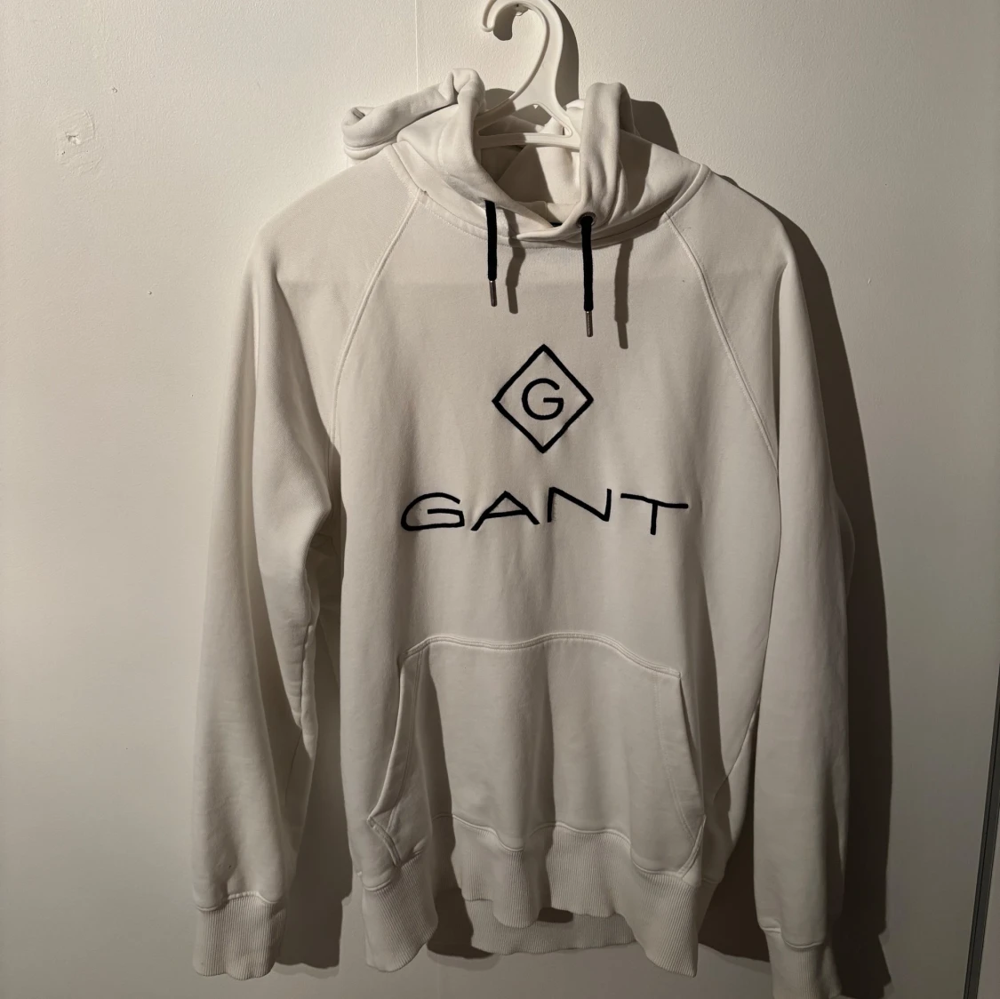 Vit hoodie från GANT 